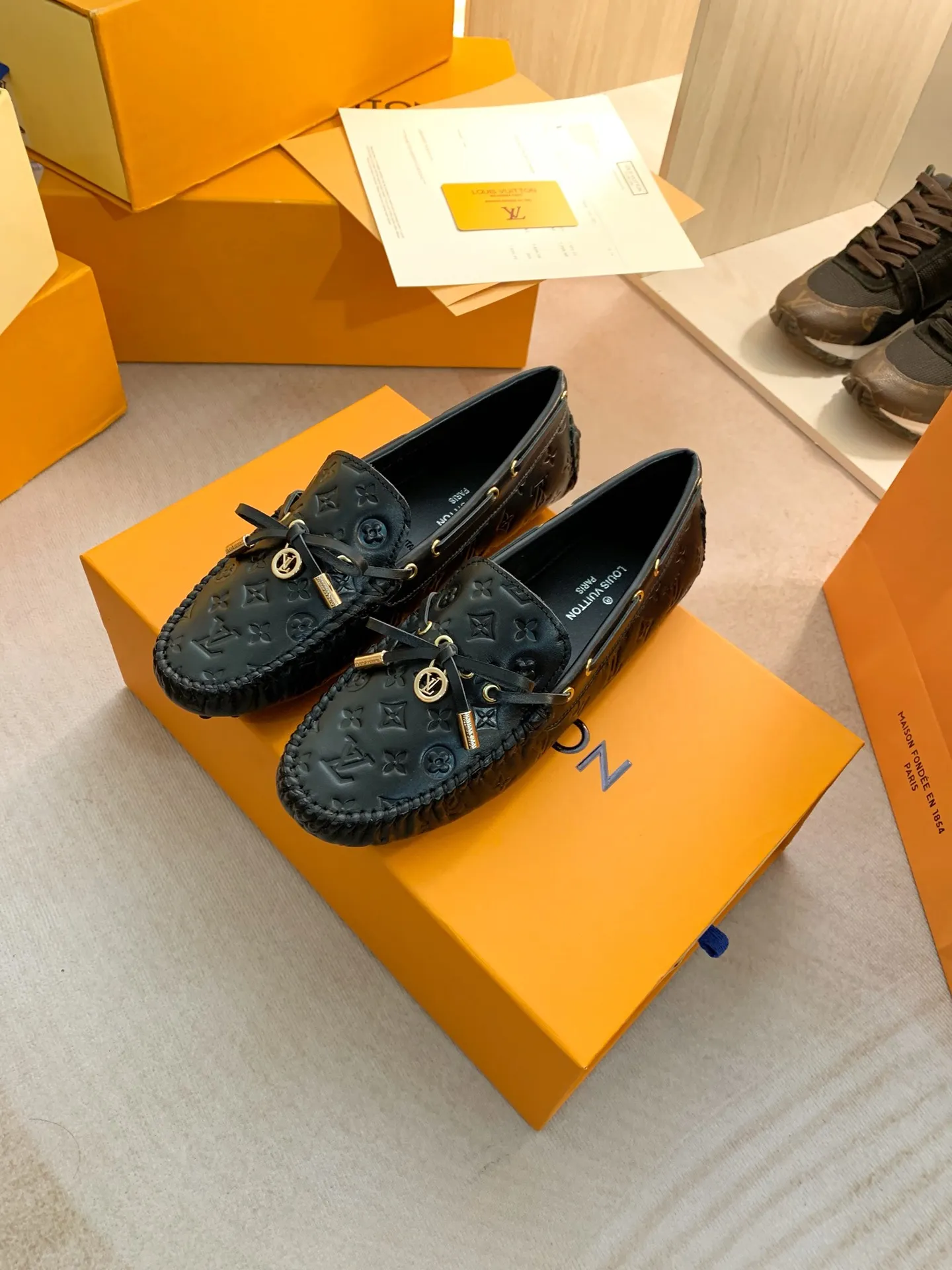 p460💰Couple model❤️🇫🇷 𝙇𝙤𝙪𝙞𝙨 𝙑𝙪𝙞𝙩𝙩𝙤𝙣 🇫🇷Louis Vuitton 2023 Classic𝓛𝓿 𝓣𝓻𝓪𝓲𝓷𝓮𝓻 Sports Series ➪➪➪¯ [Arizona Doudou Shoes Series] ▪️▪️▪️Arizona slip-on shoes are made of Monogram Eclipse canvas. Its hand-painted and dyed edges and hand-sewn uppers fully demonstrate Louis Vuitton's traditional shoemaking craftsmanship. This slip-on shoe is very lightweight. The integrated tongue and upper make it particularly comfortable and flexible. The soft outsole is equipped with rubber padding. Decorated with matching sash. Detailed features: ☑️Monogram Eclipse canvas ☑️Black Eclipse pattern ☑️Hand-painted shoe edges ☑️Hand-sewn uppers (each pair takes time to process) ☑️Integrated tongue and upper construction ☑️Outsole equipped with rubber lining ☑️size: 35_46